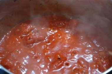 Tencerede domates çorbası pişirmek