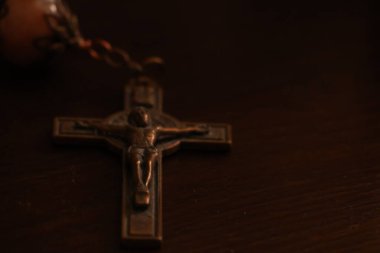 Masanın üzerindeki haçı kapat.