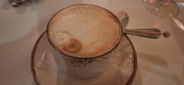 Yemekten sonra sıcak bir fincan kapuçino.