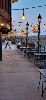 Şehir merkezinde, Delaware nehri boyunca bir nehir yürüyüşü. Açık hava oturma yerleri, dekoratif aydınlatma tesisatları ve lamba direkleriyle..