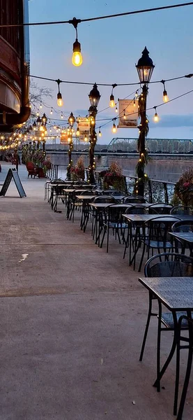 Şehir merkezinde, Delaware nehri boyunca bir nehir yürüyüşü. Açık hava oturma yerleri, dekoratif aydınlatma tesisatları ve lamba direkleriyle..