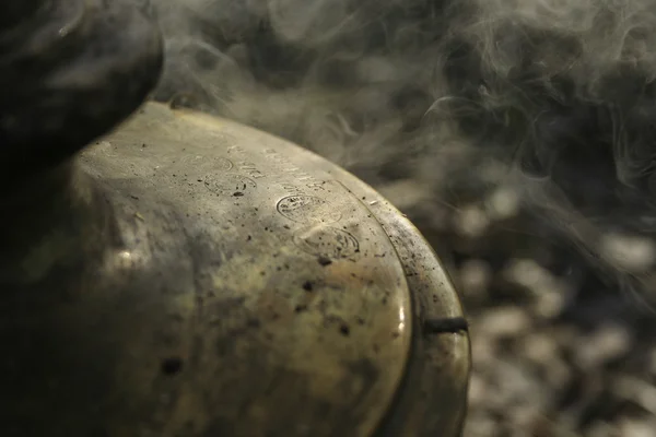 Samovar velho com chá em fumaça — Fotografia de Stock