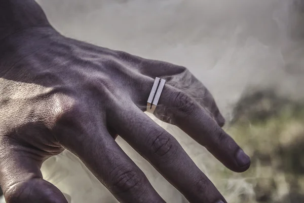 Χέρι του άνδρα στον καπνό με δαχτυλίδι — Φωτογραφία Αρχείου