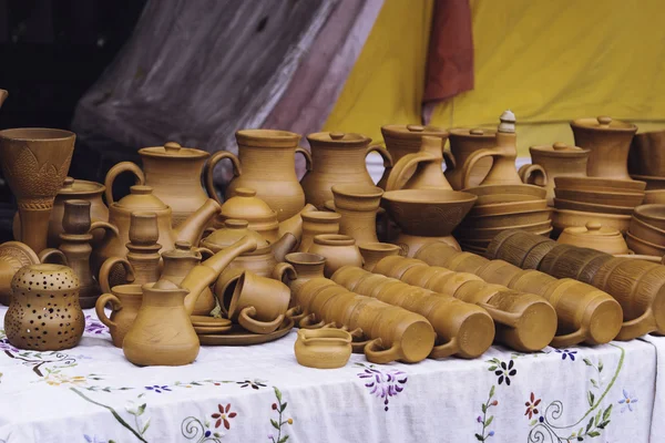 Старая керамическая посуда — стоковое фото