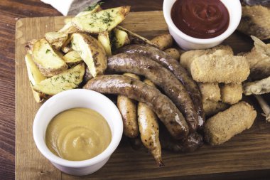 Gıda ile tablo. Üstten Görünüm. Et, pastırma ve salamura sebze