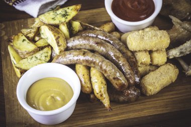 Gıda ile tablo. Üstten Görünüm. Et, pastırma ve salamura sebze