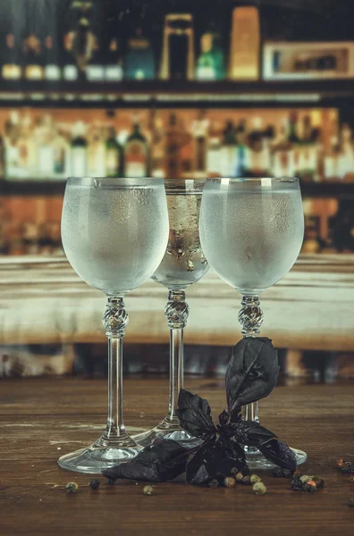 Bicchiere alcolico con sfondo — Foto Stock