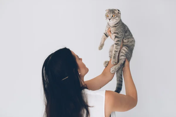 Vrouw met Schotse kitten — Stockfoto
