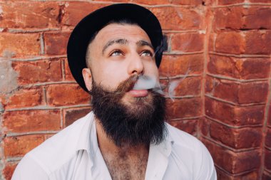 Sakallı yakışıklı adam