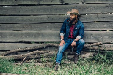 Silahla sakallı kovboy