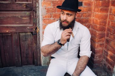 Sakallı yakışıklı adam