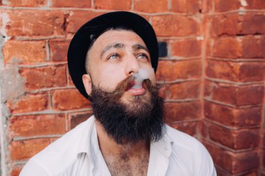 Sakallı yakışıklı adam