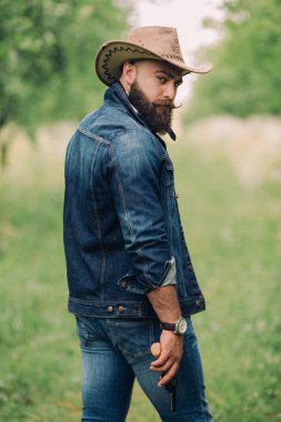 Sakallı adam silahla