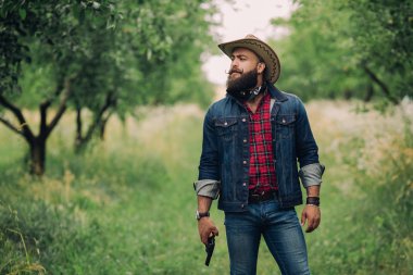 Sakallı adam silahla