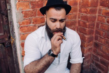 Sakallı yakışıklı adam