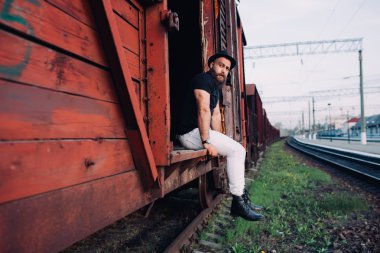 Vagon araçla sakallı adam