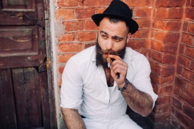 Sakallı yakışıklı adam