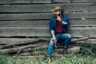 Silahla sakallı kovboy