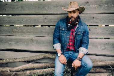 Silahla sakallı kovboy