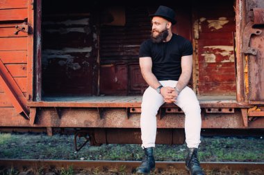 Vagon araçla sakallı adam