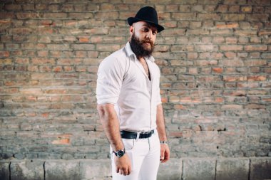 Sakallı yakışıklı adam