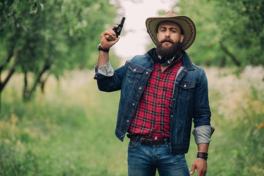 Sakallı adam silahla