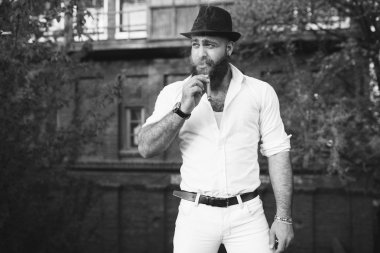 Sakallı yakışıklı adam