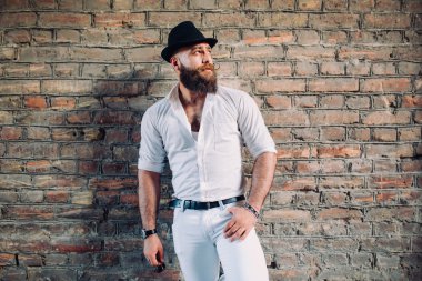 Sakallı yakışıklı adam