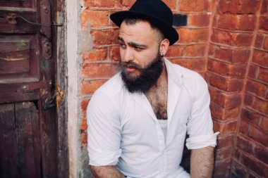 Sakallı yakışıklı adam