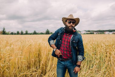 Alandaki sakallı adam