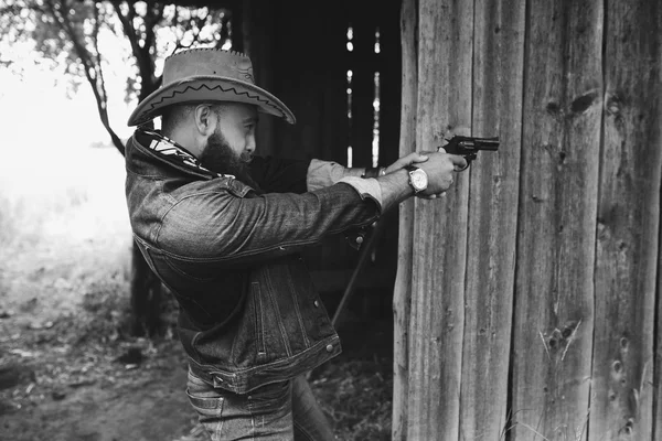 Bebaarde cowboy met pistool — Stockfoto