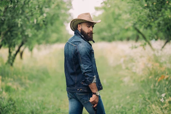 Sakallı adam silahla