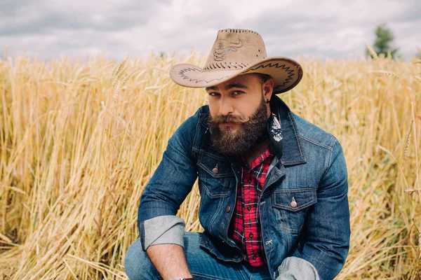 Bearded man in field — Stock Photo, Image