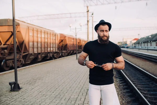 Barbudo hombre en la estación de tren — Foto de Stock