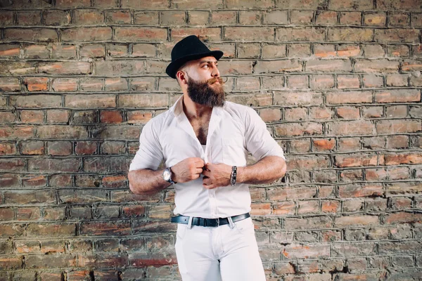 Бородатый красивый мужчина — стоковое фото