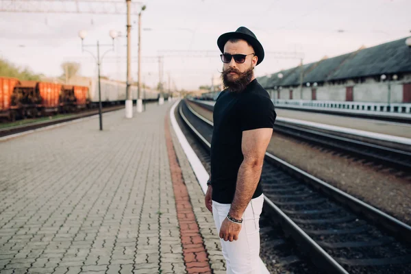 Sakallı adam tren istasyonu — Stok fotoğraf