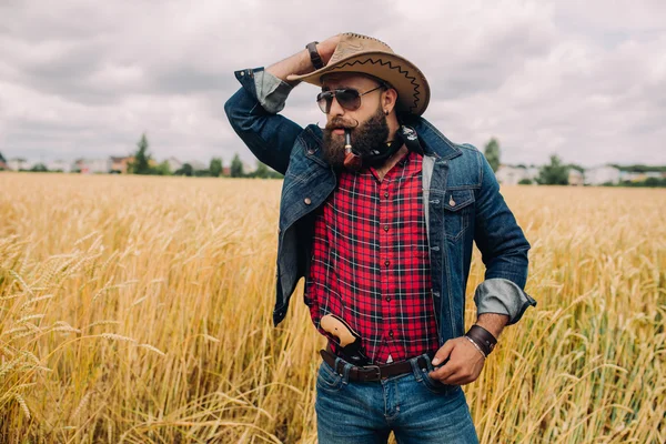 Hombre barbudo en el campo —  Fotos de Stock