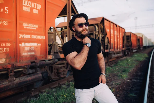 Vagon treninin yanında sakallı adam — Stok fotoğraf