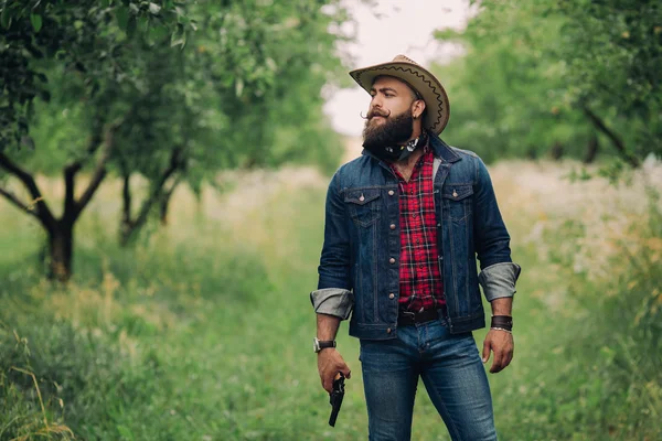 Homem barbudo com arma — Fotografia de Stock