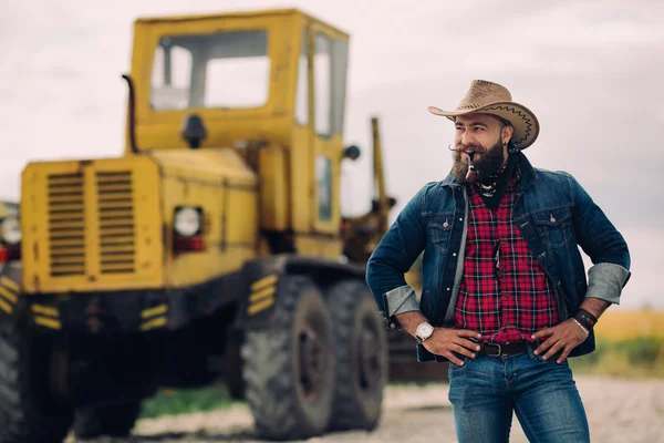 Bärtiger Cowboy mit Mähdrescher — Stockfoto