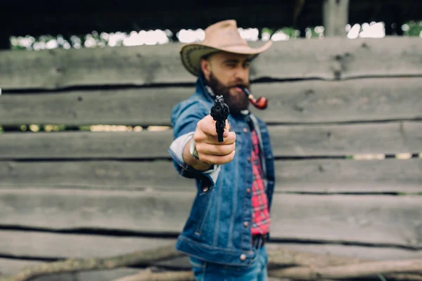 Cowboy barbudo com arma — Fotografia de Stock