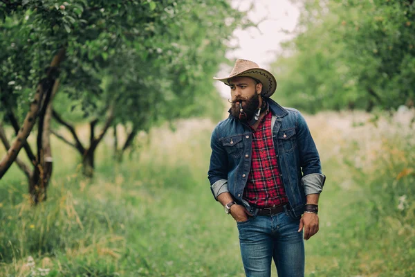 Cowboy barbudo no jardim — Fotografia de Stock