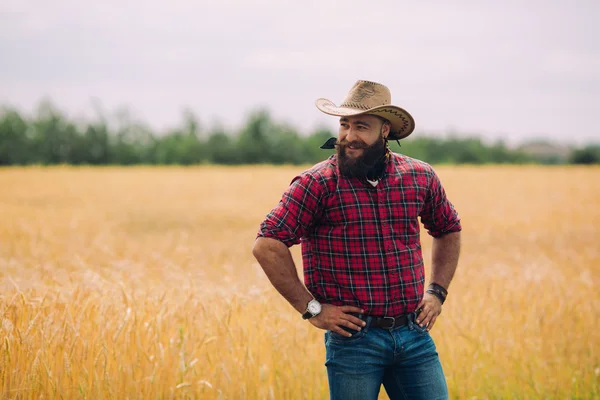 Uomo barbuto in campo — Foto Stock