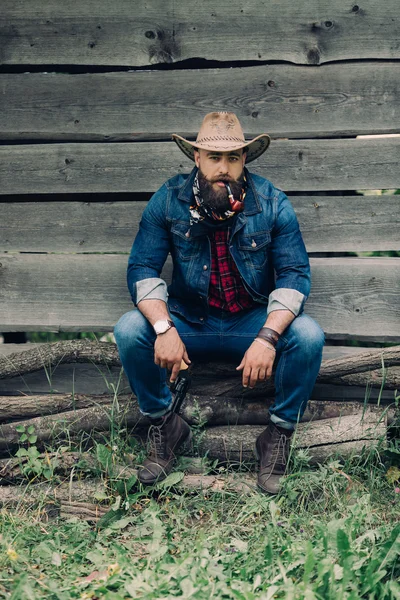 Cowboy barbuto con pistola — Foto Stock