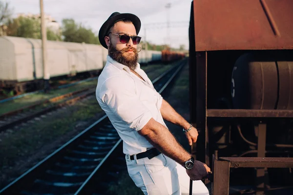 Бородатий чоловік біля вагона — стокове фото