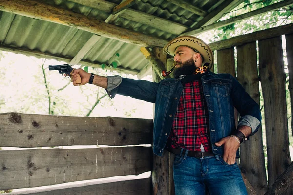 Vaquero barbudo con pistola — Foto de Stock