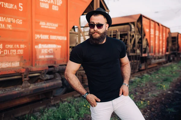 Bearded man by the wagon train — Stock Photo, Image