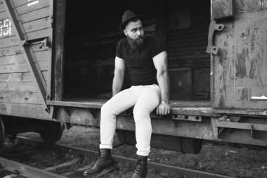 Vagon araçla sakallı adam