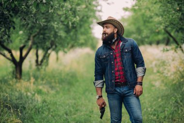 Sakallı adam silahla