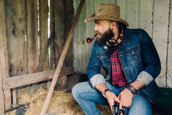 Cowboy barbuto con pistola — Foto Stock